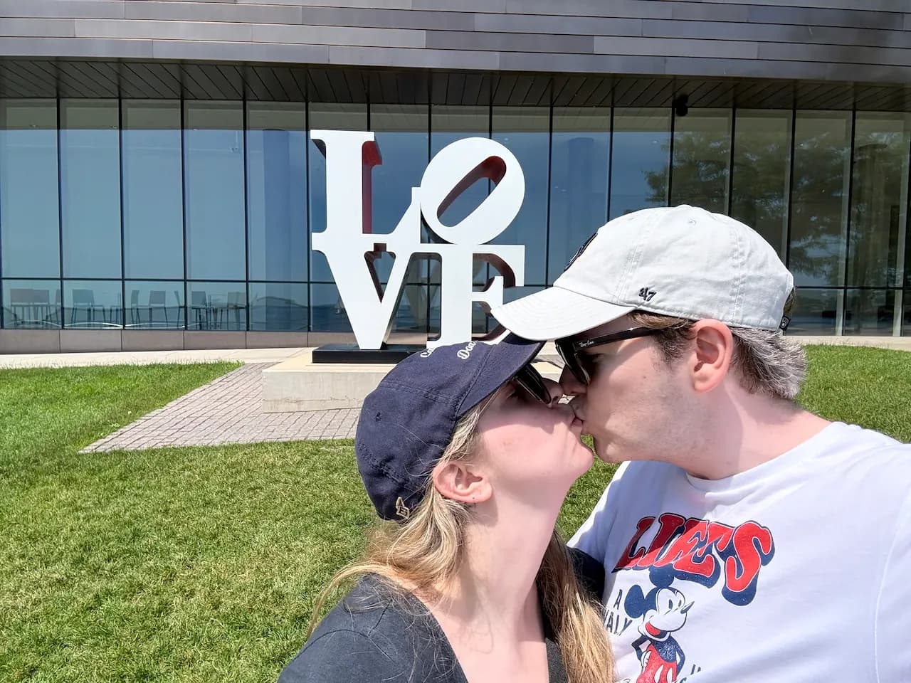 Jay and Gabi kissing in front of the LOVE sculpture at the Milwaukee Art Museum.
